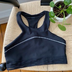 Alo yoga sports top - high neck - cute cut outs